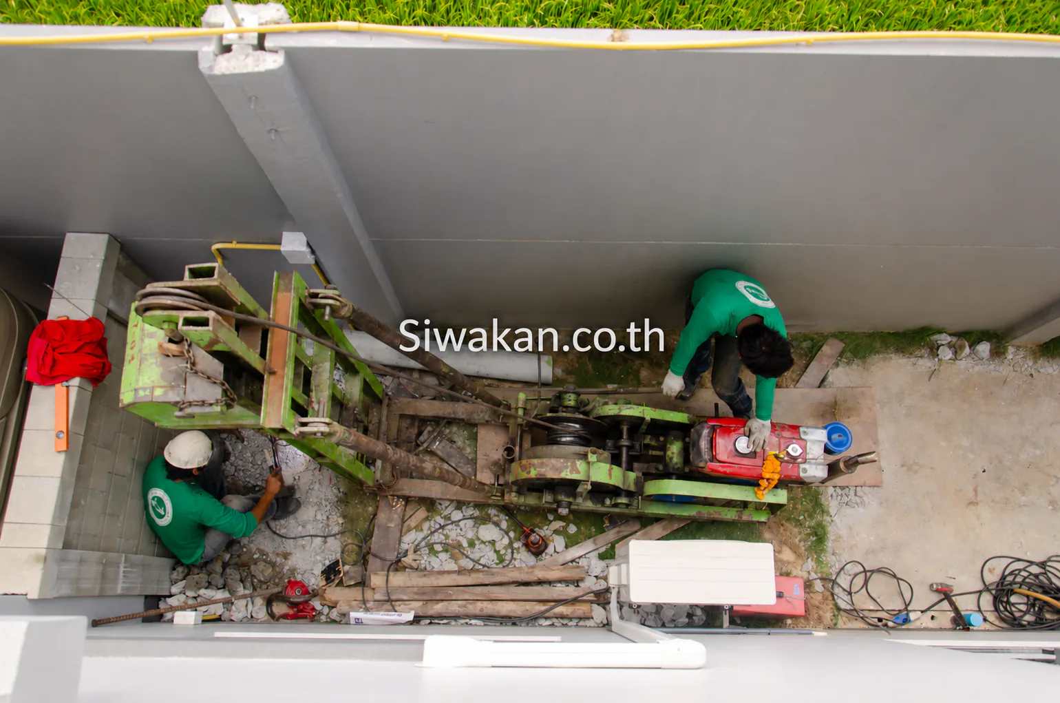 เครื่องตอกเสาเข็มไมโครไพล์ทำงานในพื้นที่แคบข้างอาคาร