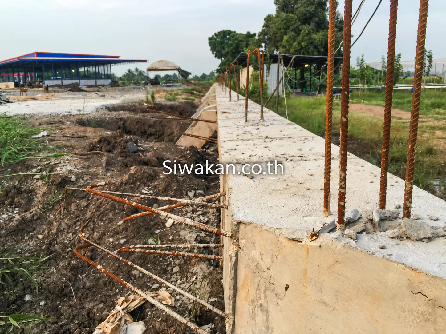 โครงสร้างคอนกรีตเสริมเหล็กและเหล็กเดือยในพื้นที่ก่อสร้าง